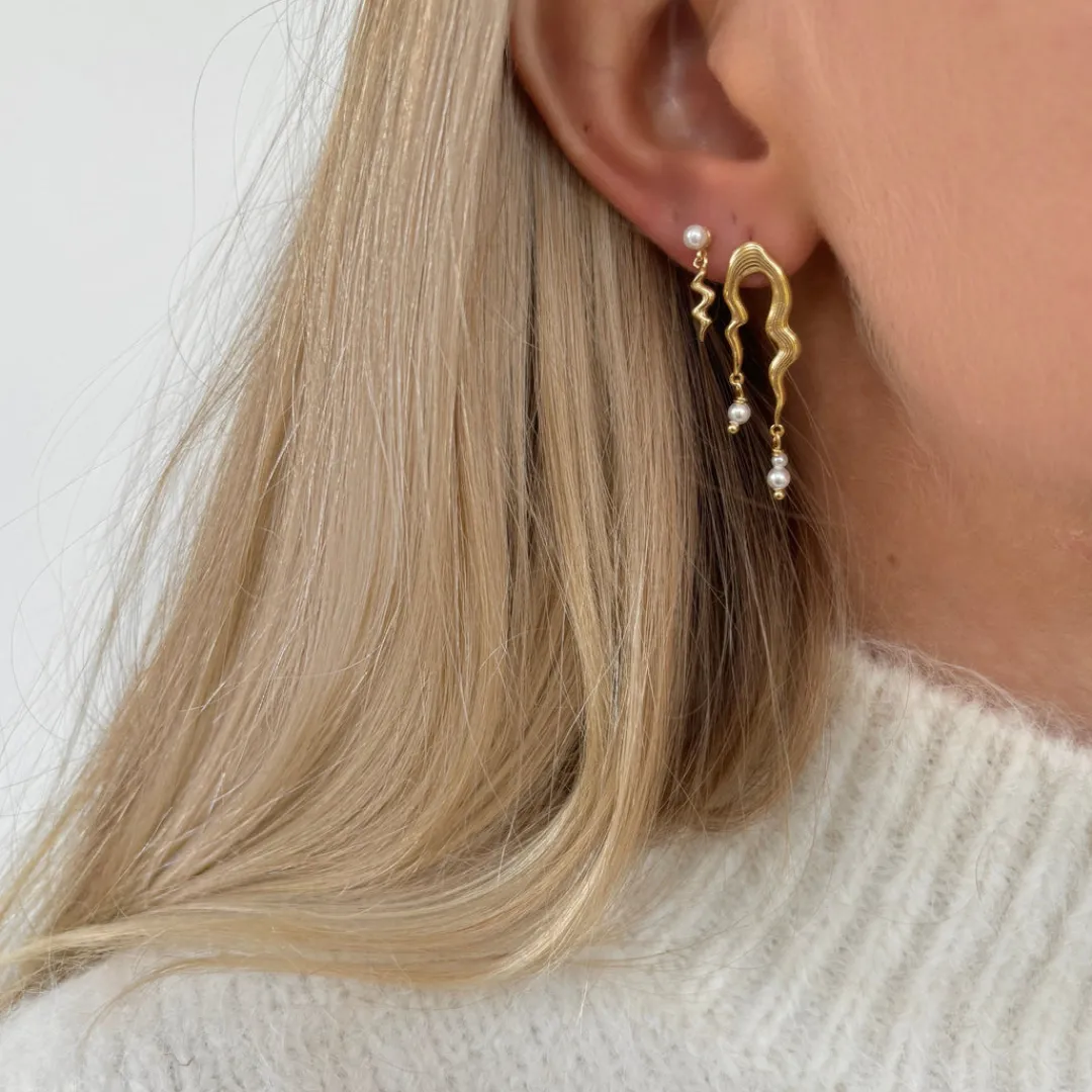 anisha_earrings__gold_pla_2.webp Nava Copenhagen Ørestikker | Øreringe>Anisha Earrings - Gold Plated