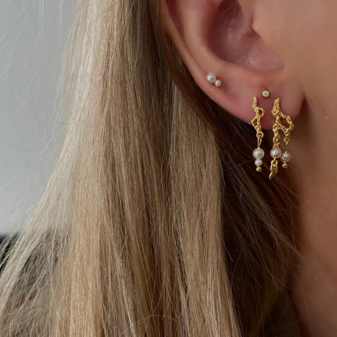 avisa_earrings__gold_plat_2.webp Nava Copenhagen Øreringe | Ørestikker>Avisa Earrings - Gold plated