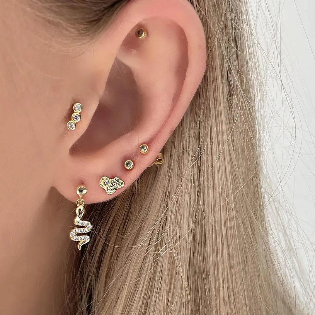 boa_dangle_studs__gold_pl_2.webp Nava Copenhagen Øreringe | Ørestikker>Boa Dangle Studs - Gold Plated