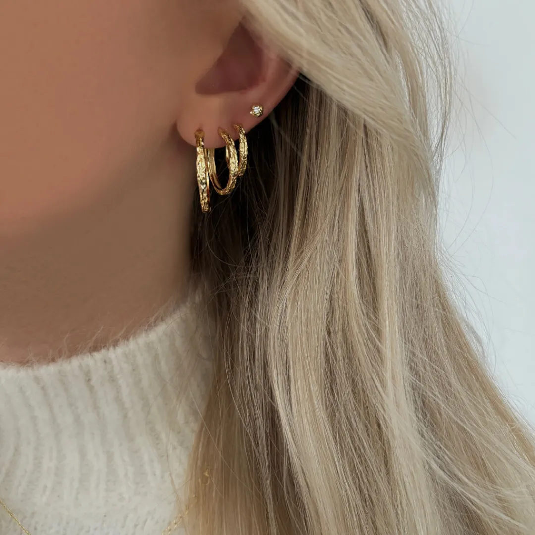 elio_earrings_m__gold_pla_2.webp Nava Copenhagen Øreringe | Hoops>Elio Earrings M - Gold plated