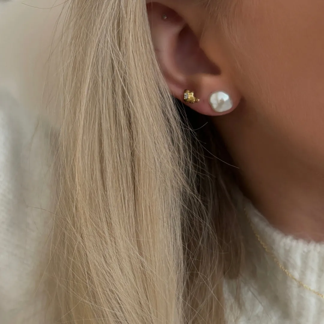 rain_petite_studs__gold_p_2.webp Nava Copenhagen Øreringe | Ørestikker>Rain Petite Studs - Gold Plated