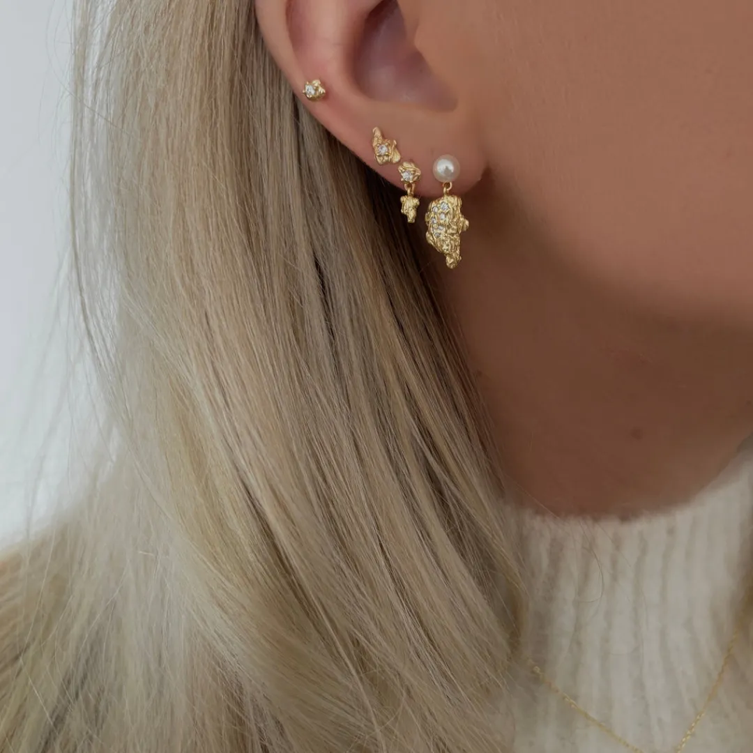 rain_petite_studs__gold_p_3.webp Nava Copenhagen Øreringe | Ørestikker>Rain Petite Studs - Gold Plated
