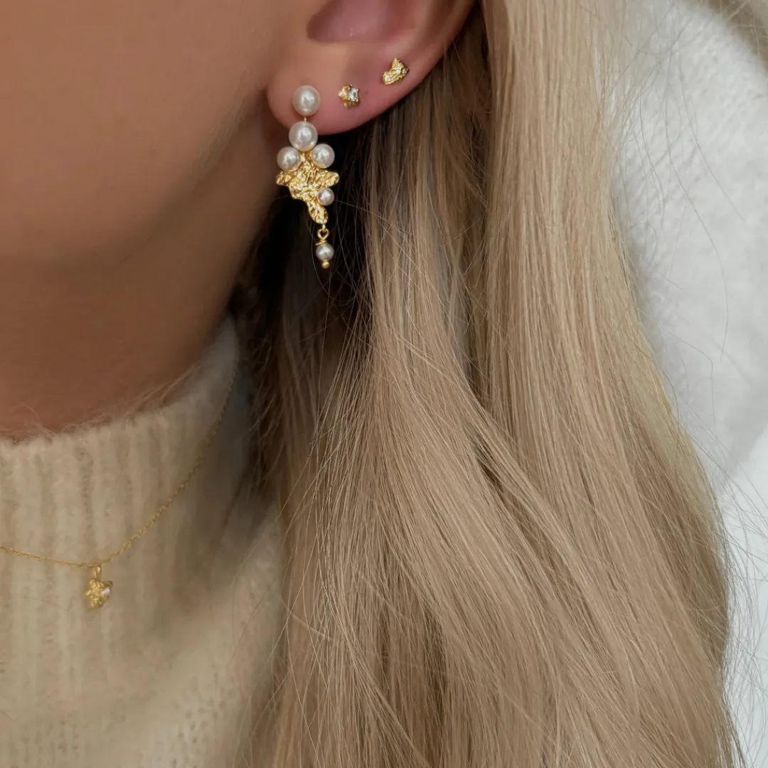 rain_petite_studs__gold_p_4.webp Nava Copenhagen Øreringe | Ørestikker>Rain Petite Studs - Gold Plated